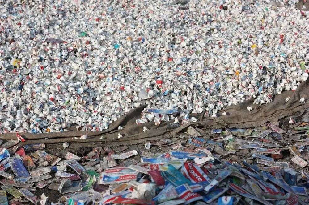 再也不用「擠牙膏」，高露潔換上的「潤滑劑」包裝，讓牙膏從此一滴不剩