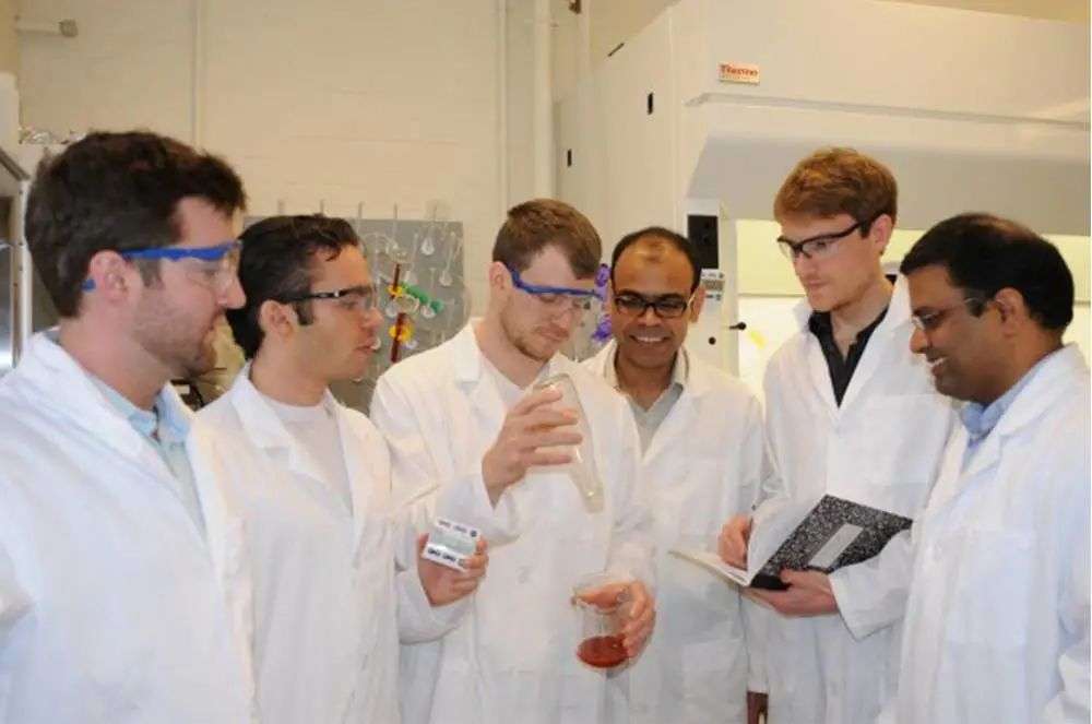 再也不用「擠牙膏」，高露潔換上的「潤滑劑」包裝，讓牙膏從此一滴不剩